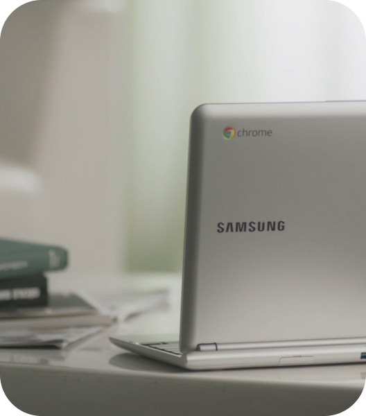 SAMSUNG 로고와 chrome 표시가 보이는 노트북 뒷면 모습